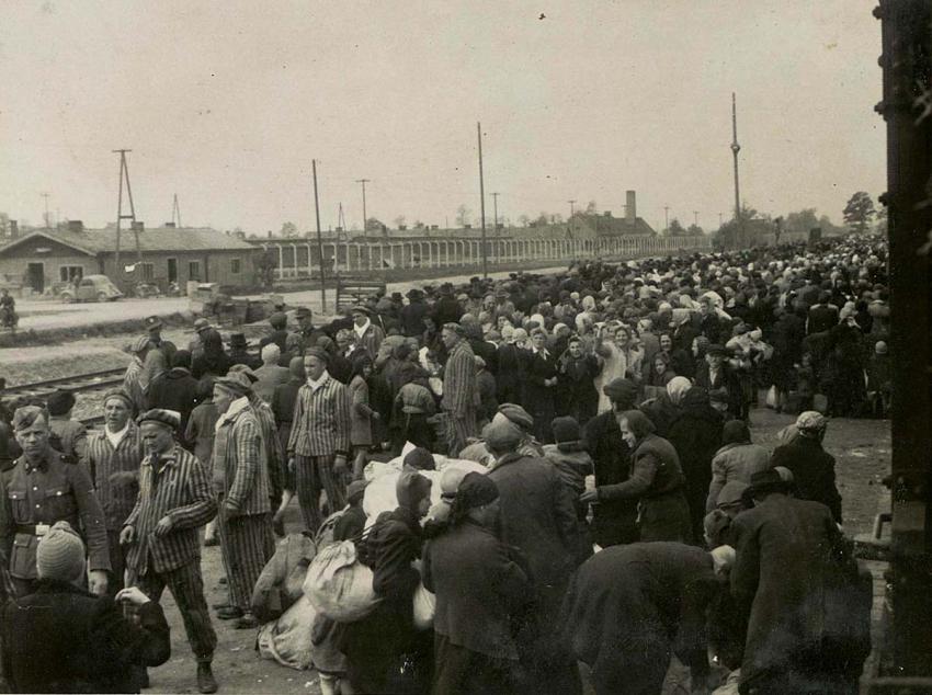 下火车后站在站台上的犹太人，波兰奥斯威辛-比克瑙，1944年5月27日